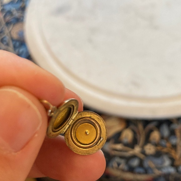 Antique Victorian Starburst Gold-Filled Locket by Carver, Qvarnstrom & Remington - Picture 9 of 11